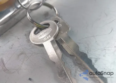 1990 Lincoln Town Car Signature z USA, uszkodzony, nr VIN 1LNLM82F2LY744198